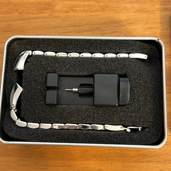 Shiny Fitbit Charge 2 watchband NWOT - Picture 6 of 6